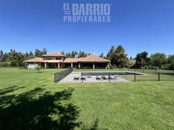 Casa En Venta De 5 Dorm, Chicureo, Precioso Jardín, Chilena