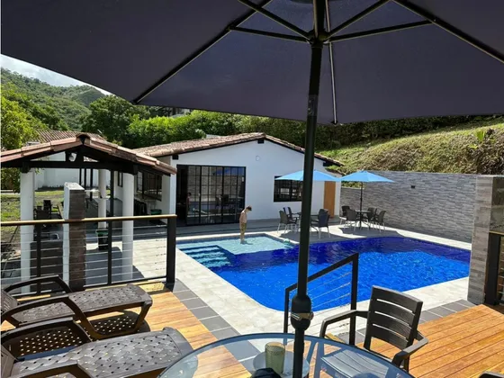 Se Vende Finca En Parcelacion Totalmente Remodelada
