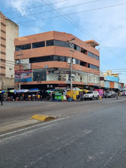 Se Vende Edif Comercial En Puerto La Cruz,  Av. 5 De Julio. Ideal Para Tienda Por Dpto