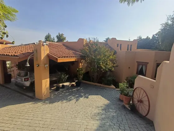 Casa En Venta De 5 Dorm. En Las Condes Con Hermoso Jardin