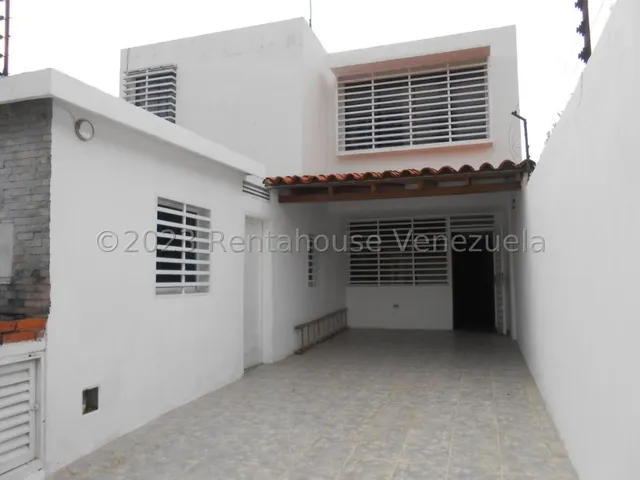 César Bullones Vende Casa Moderna Duplex En Urb. Nueva Segovia, Lara 25-12398
