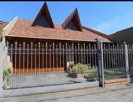 Casa En Venta - 3 Dormitorios 3 Baños - Cochera - 410mts2 - Temperley, Lomas De Zamora
