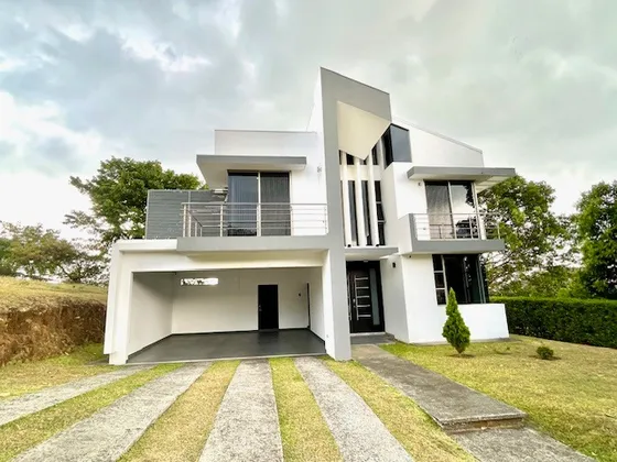 Venta Amplia Y Moderna Casa En Grecia Con 4 Dorm (uno En Planta Baja)