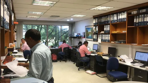 Venta Oficina En Holguines Trade Center Con Dos Parqueaderos, Vista Hacia La Calle 5ta