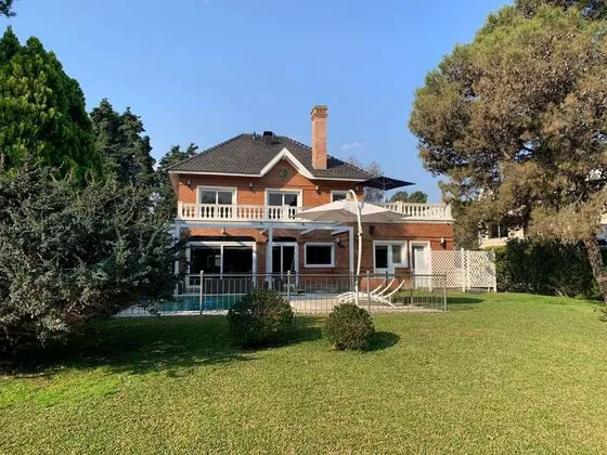 Casa De 4 Dormitorios Más Dependencia En Venta En Saint Thomas Sur. Canning-esteban Echeverría.