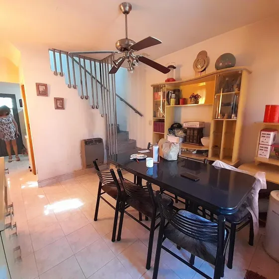 Excelente Duplex Con Cochera Cubierta Y Patio Común-lavadero