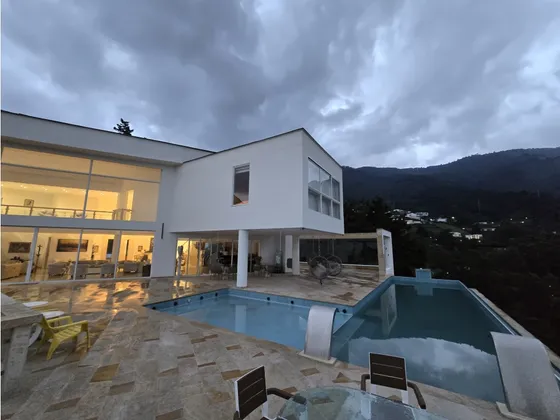 Venta Casa Moderna Con Piscina En El Poblado, Palmas. Pedido $10.000