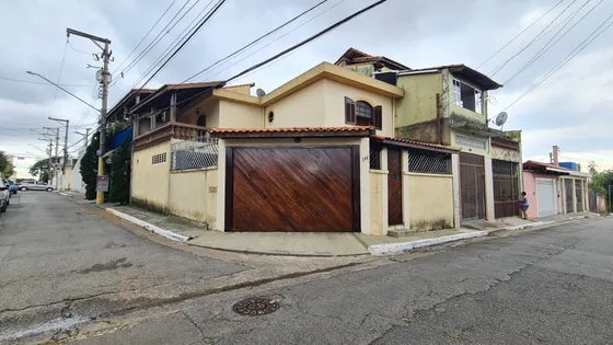 Sobrado De 3 Quartos, 3 Banheiros, Sala De Estar E Jantar