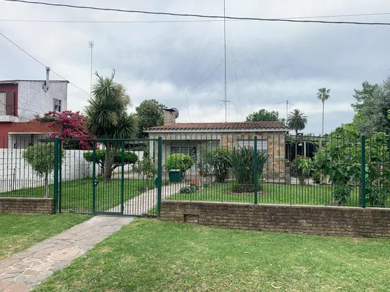 Gran Oportunidad!!! Chalet De 3 Dorm Y Casa Detras De 2 Dorm