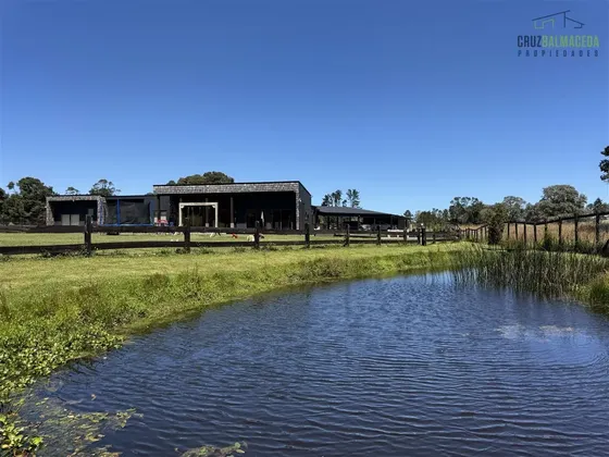 Casa En Venta De 4 Dorm. + 1 Servicio En Puerto Varas