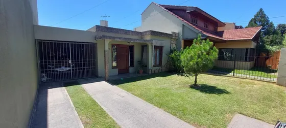 Casa En Venta - 3 Dormitorios 1 Baño - Cocheras - 330mts2 - Morón