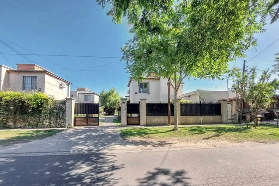 Casas De 3 Dormitorios En Barrio Cerrado En Gonnet