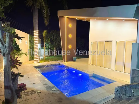 Casa En Venta Urb. Cumbres De Curumo, Baruta Central / Residencia De Alto Target #26-19408 (cl)