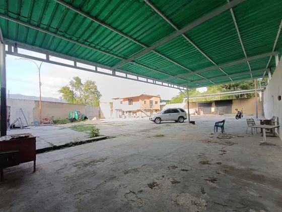 Alquiler De Terreno 1.800m, Con Bienhechurias Galpones, Deposito, Apartamento En Naguanagua, Variante Jonat2