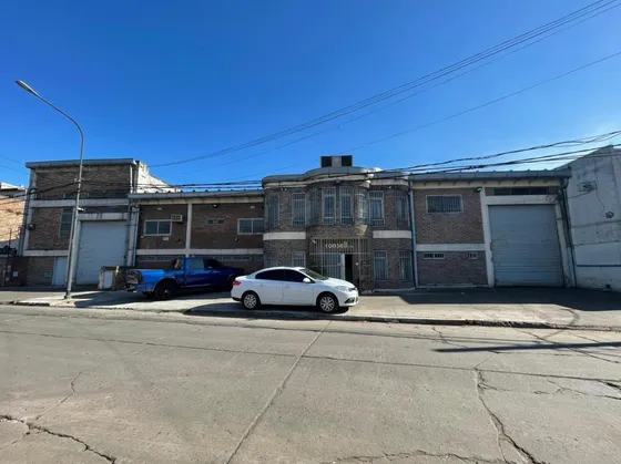 Galpón Industrial 2098 M² S/ 2 Calles - Oficinas - Baños Y Vestuarios - Caseros