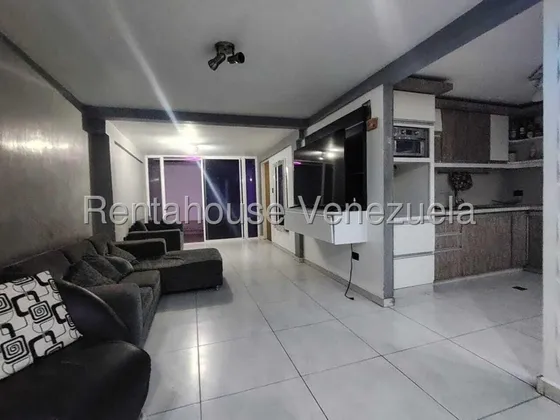 Dennymar, Vende Espectacular Twon House En Cabudare, Ofreciendote Espacios Amplios, Modernos Para Brindar Confort Y Comodidad, Distribuida En 4 Hab, 3 Baños, Sala Comedor Cocina Moderna, B5a4759