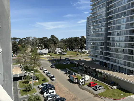 Departamento En Venta De 2 Dormitorios En Punta Del Este