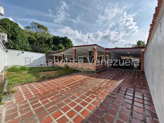 Casa Grande En Venta En La Zona Norte Del Limón  Moderna Equipada Con Tope De Granito, 4 Habitaciones  Principal Con Jacuzzi, Nela 25-12356