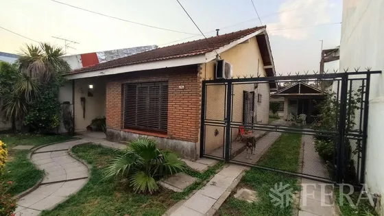 Venta Casa 4 Ambientes Con Jardín, Cochera Y Quincho En Solano