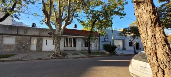 Casa C/ Terreno Venta  2 Dormitorios 2 Baños C/ Cocheras En Ba. Matheu - Rosario