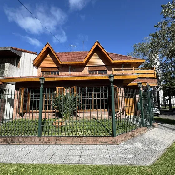 Comoda Casa En Dos Plantas Con Garage Y Jardin En San Isidro.