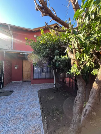 Casa En Venta De 2 Pisos 2d1b En Maipú (177428)