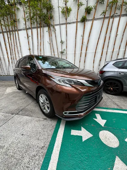 Toyota Sienna Limited Hv