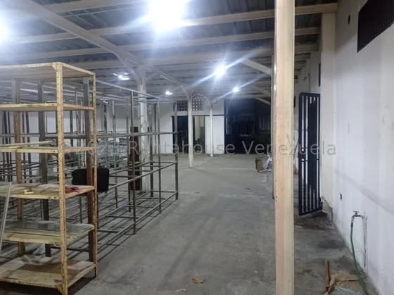 Local Comercial En Alquiler En Barquisimeto Calle 40 Posee 200m2 Luz Trifasica Mezzanina Todos Los Servicios Basicos Cod 25 5200 Comunicate Soy Gabi Irastorza                                          