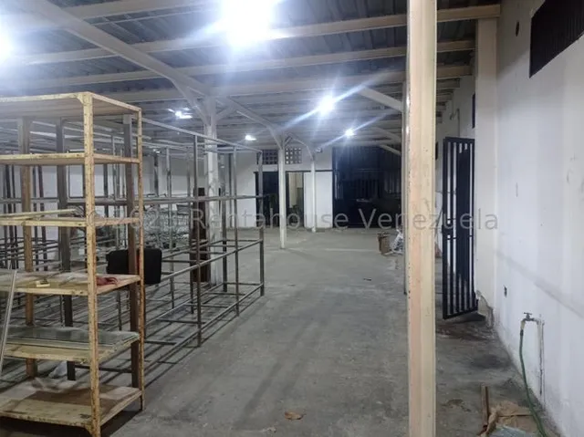 Local Comercial En Alquiler En Barquisimeto Calle 40 Posee 200m2 Luz Trifasica Mezzanina Todos Los Servicios Basicos Cod 25 5200 Comunicate Soy Gabi Irastorza                                          
