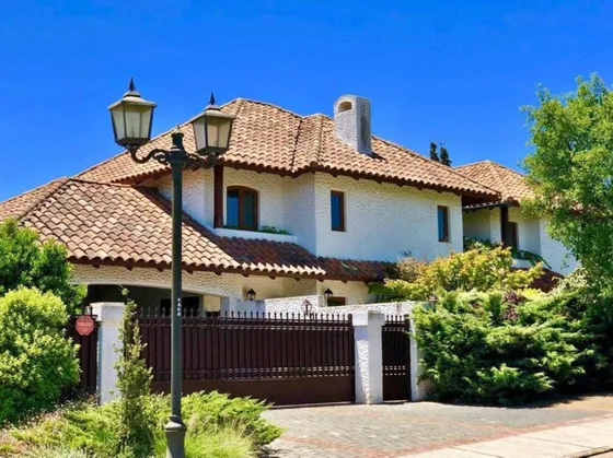 Venta De Casa Estilo Chilena En Bosques De Montemar