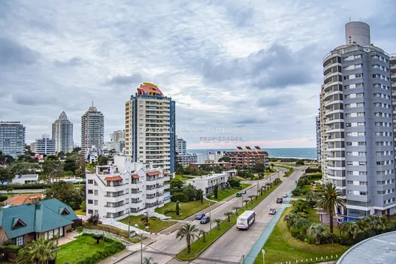 Departamento En Venta De 3 Dormitorios En Forest Tower Ii, Punta Del Este