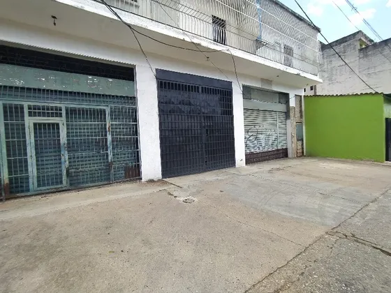 Alpón Con Locales Ubicado En La Av Fernando Figueredo En Valencia. Lino Juvinao