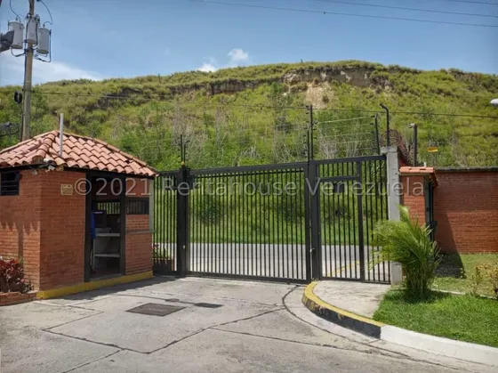 Townhouse En Venta Guatire Vega Arriba Fn