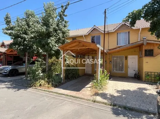 Casa De Dos Pisos En Condominio