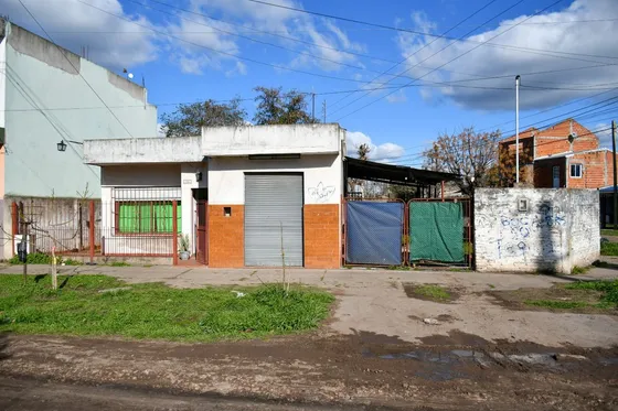 Venta Casa 3 Ambientes Con Local Merlo Permuta
