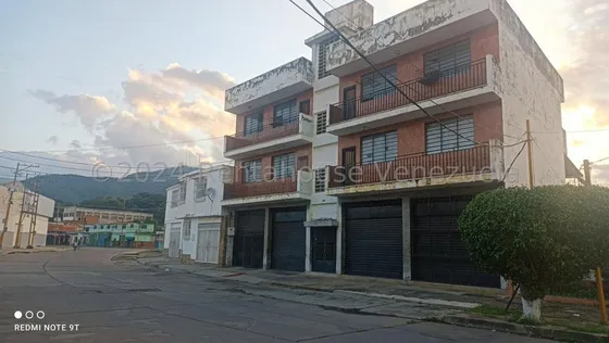 Maria Elena Latouche Alquila Local Comercial A Pie De Calle. Cuenta Con Santa Maria Y Rejas De Seguridad. Agende Su Cita . Mels 24-18133