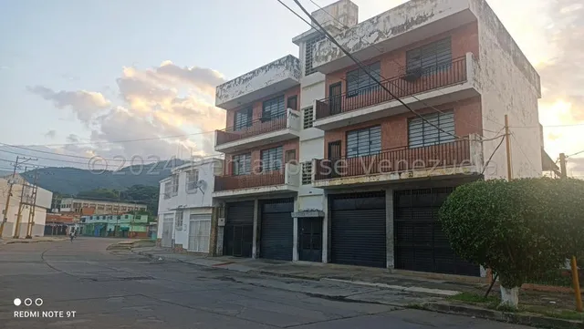 Maria Elena Latouche Alquila Local Comercial A Pie De Calle. Cuenta Con Santa Maria Y Rejas De Seguridad. Agende Su Cita . Mels 24-18133
