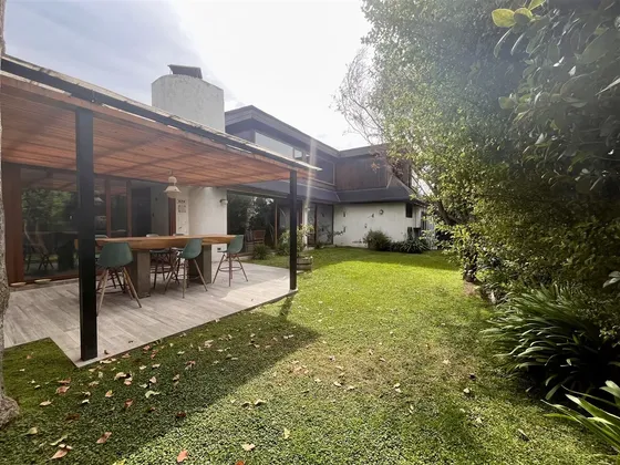 Increíble Casa De Dos Pisos En Sector Alonso De Córdova