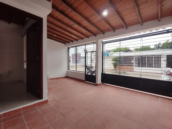 Casa En Venta En Prados Del Este. Cod V30144