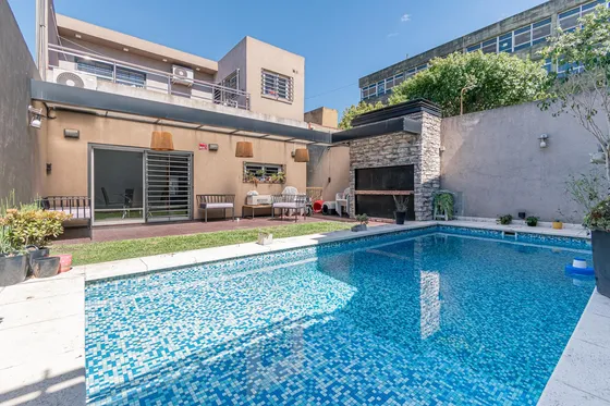 Venta Casa 4 Ambientes Con Jardín, Piscina Y Cochera En Ramos Mejia.