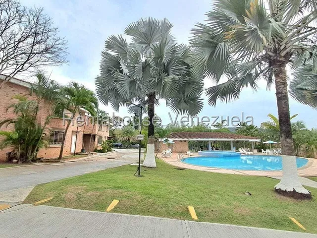 Alquiler Townhouse De 150 M2 En Conjunto Residencial ''aleros De Guataparo'', Cuenta Con 3 Amplias Habitaciones Y 1 De Servicios O Lavandería, 3 Baños, Espaciosa Sala-comedor Y Cocina Empotrada