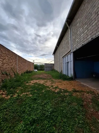 Xv, Se Alquila Galpón En Las Lomas!  Con Una Nave De Galpón De 900 Mts Este Se Divide En 2 Espacios O Bodegas!