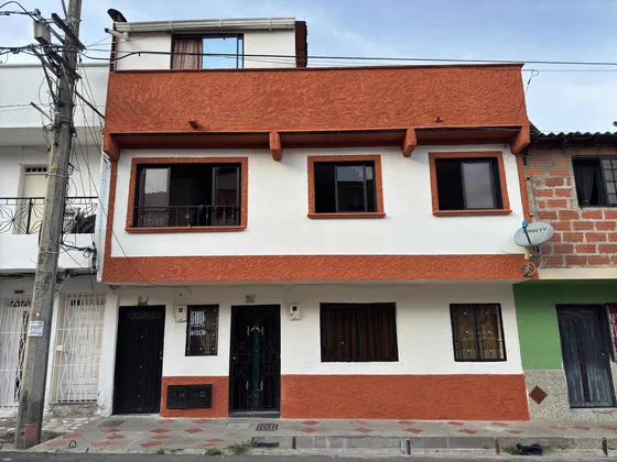 Se Vende Casa 2 Pisos, Barrio Playa Rica