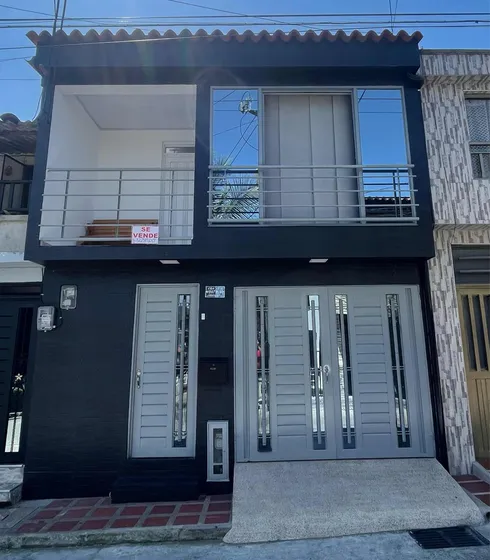 Casa De Dos Plantas Unifamiliar 2 Baños 3 Cuadros 2 Salas
