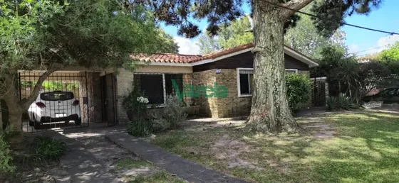 Casa En Atlántida, Dos Dormitorios Y Apartamento Al Fondo