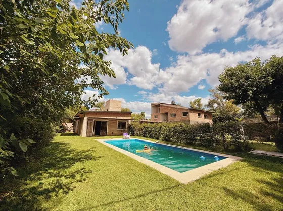 Casa En Venta En Funes 
