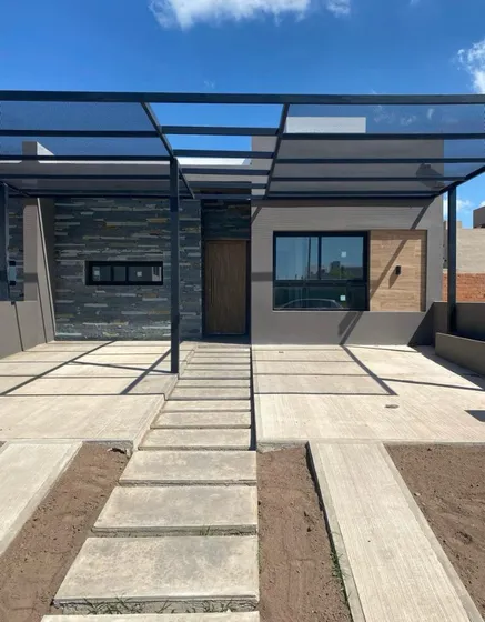 Casa En Venta En Docta. 2 Dormitorios. Una Planta. Equipada.