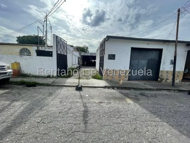 María Martínez Vende Local Comercial, Ubicado En Zona Comercial De Los Rastrojos Cabudare, Esparcimiento Al Entrar Que Puede Ser Usado Como Estacionamiento, Ideal Para Taller, Gimnasio, Depósito