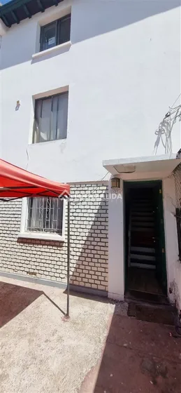 Casa En Venta De 2 Dorm. En Santiago