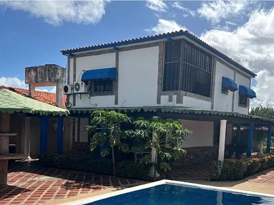 Venta De Casa En Higuerote 300m2 4h/4b/5pe (kc)